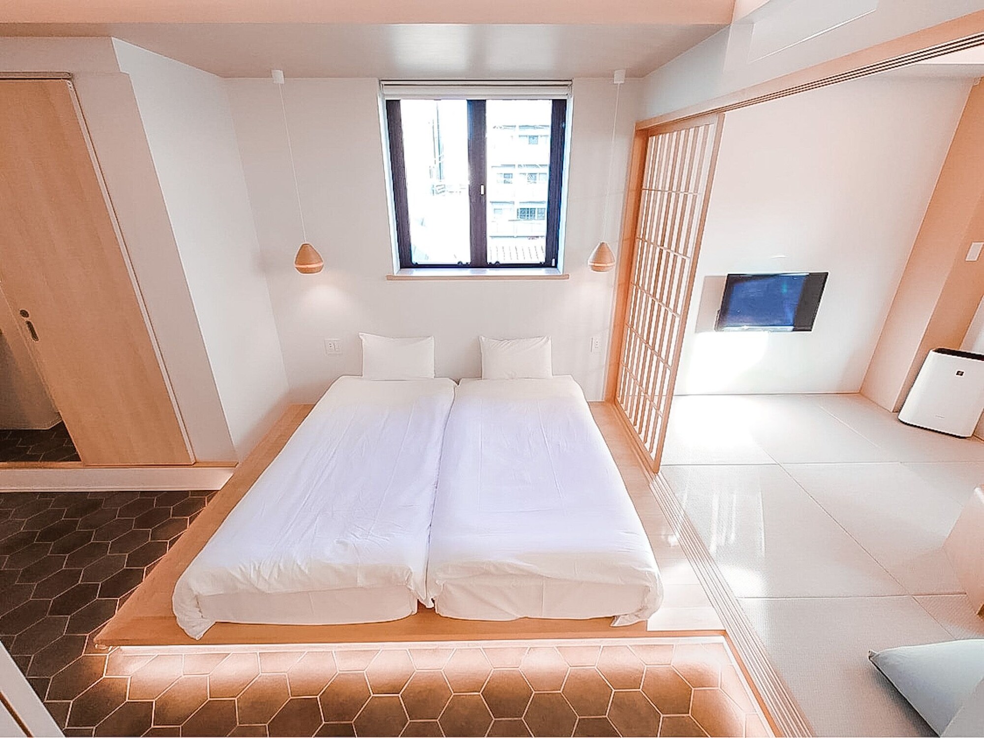 SUPERIOR, MULTIPLE BEDS, BATHTUB