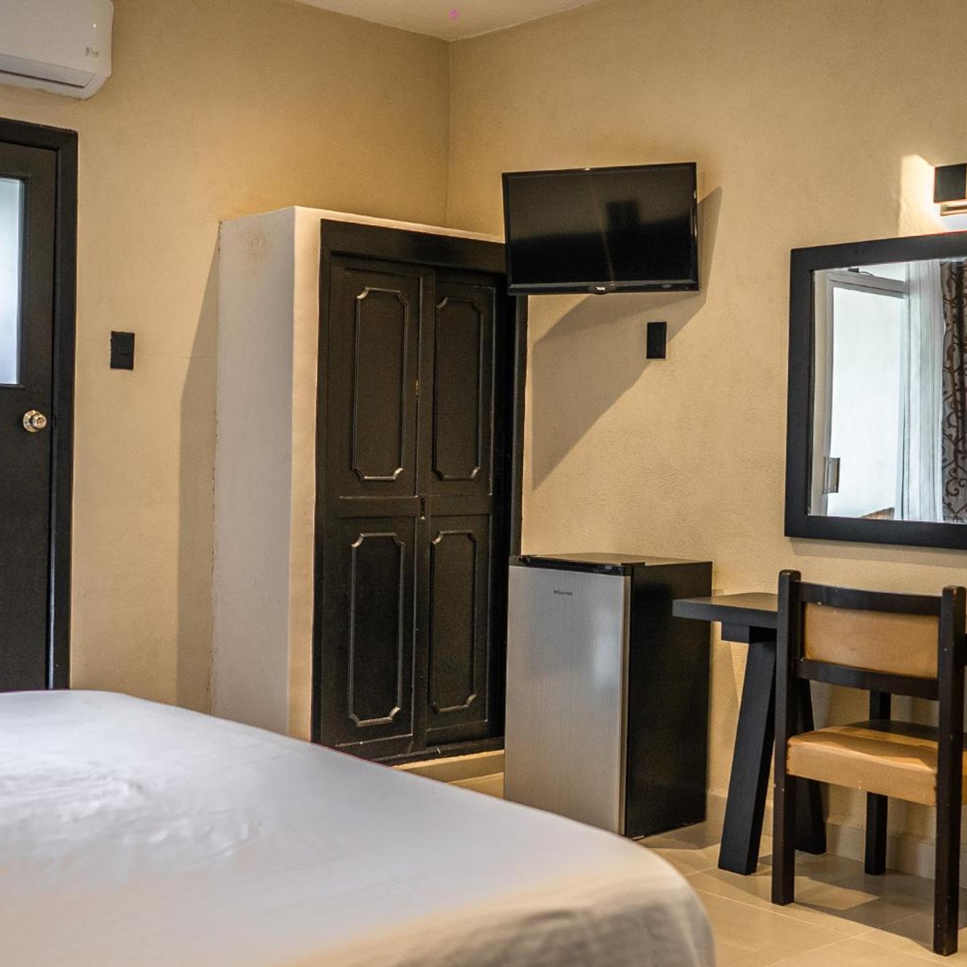 غرفة بسرير كينج بإطلالة على المسبح، SUITE HOTEL MARIA DE LA LUZ 3/7