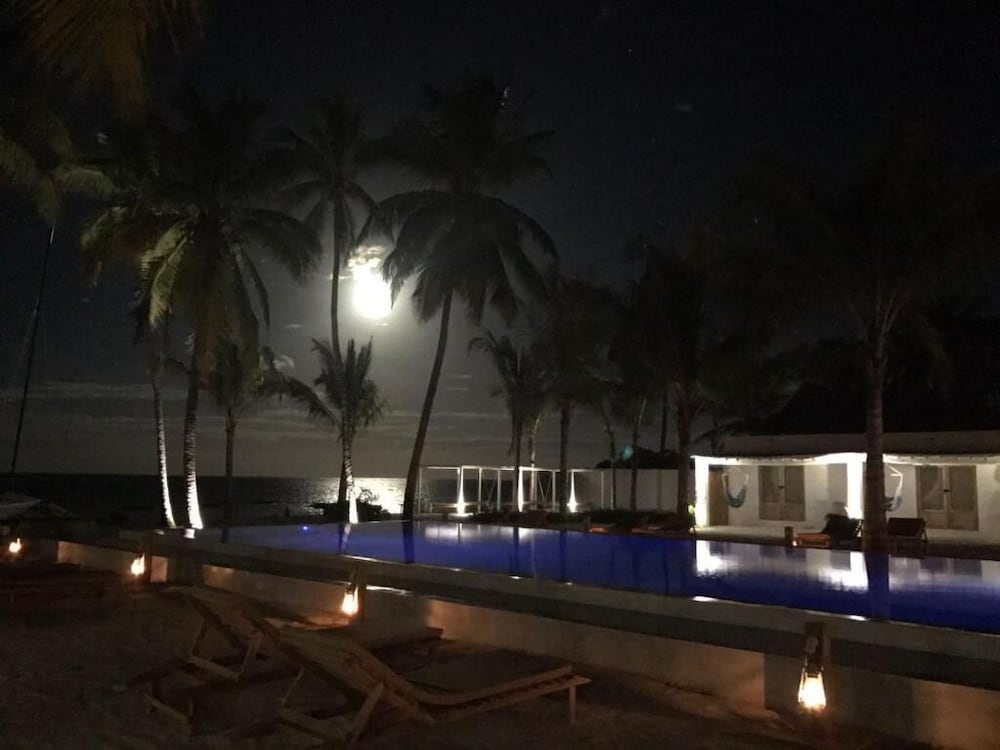 The Loop Beach Resort 65/72