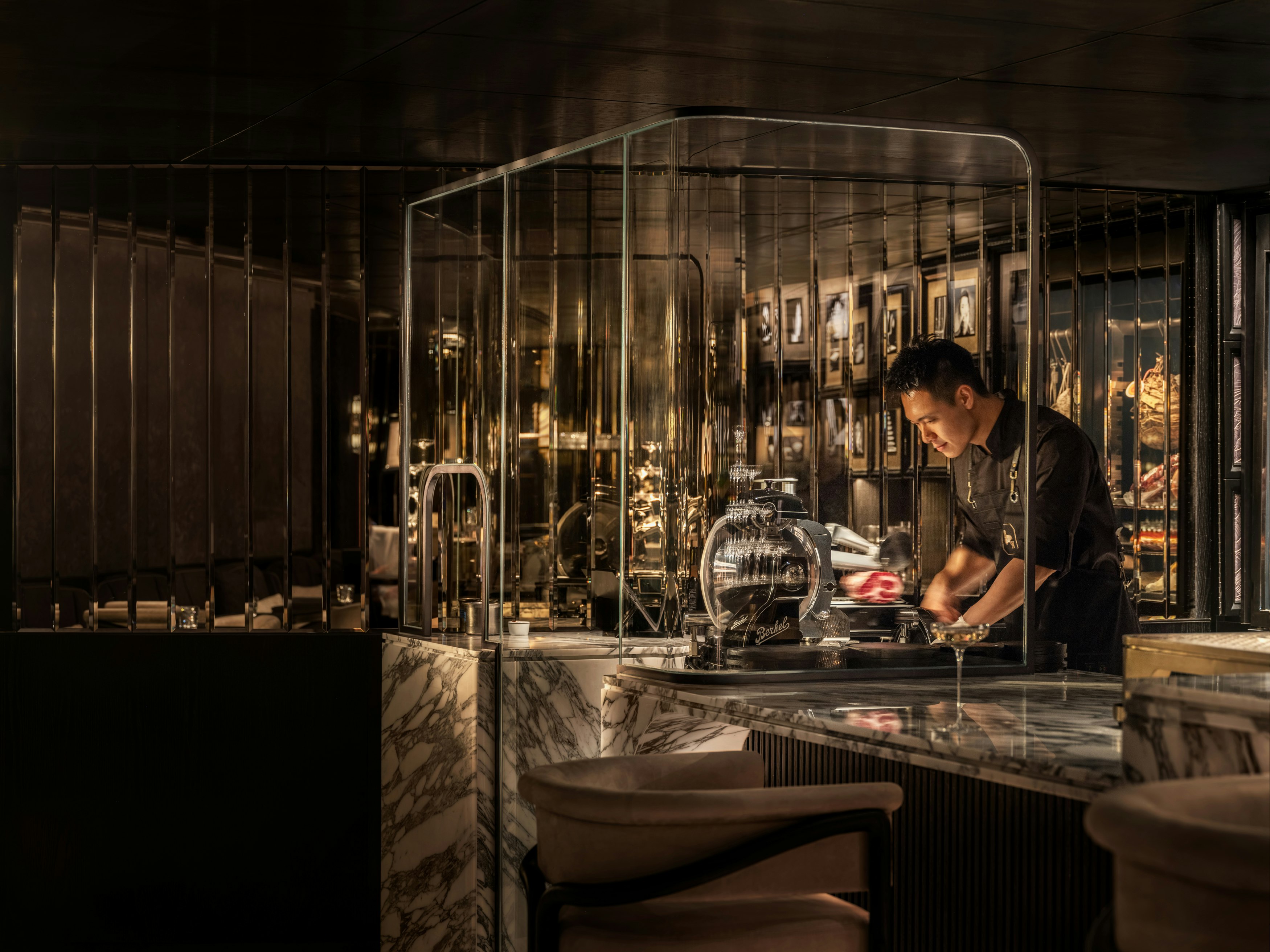 Mandarin Oriental The Landmark, Hong Kong 30/75