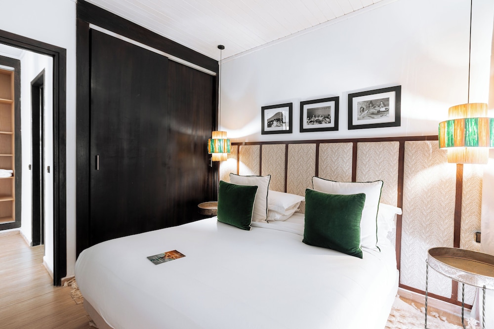 Signature, Villa, Queen and Twin Beds