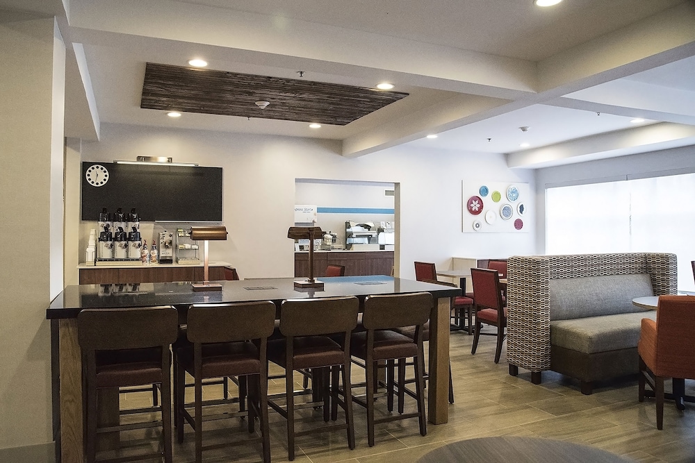 Holiday Inn Express Hotel Suites Alexandria 48/62