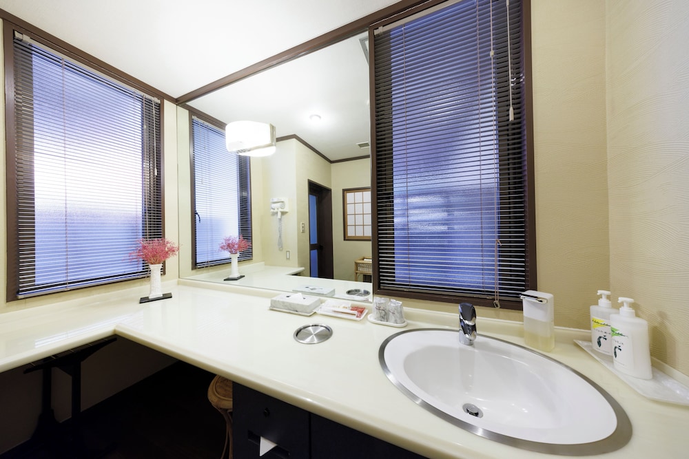 TRADITIONAL, SUITE