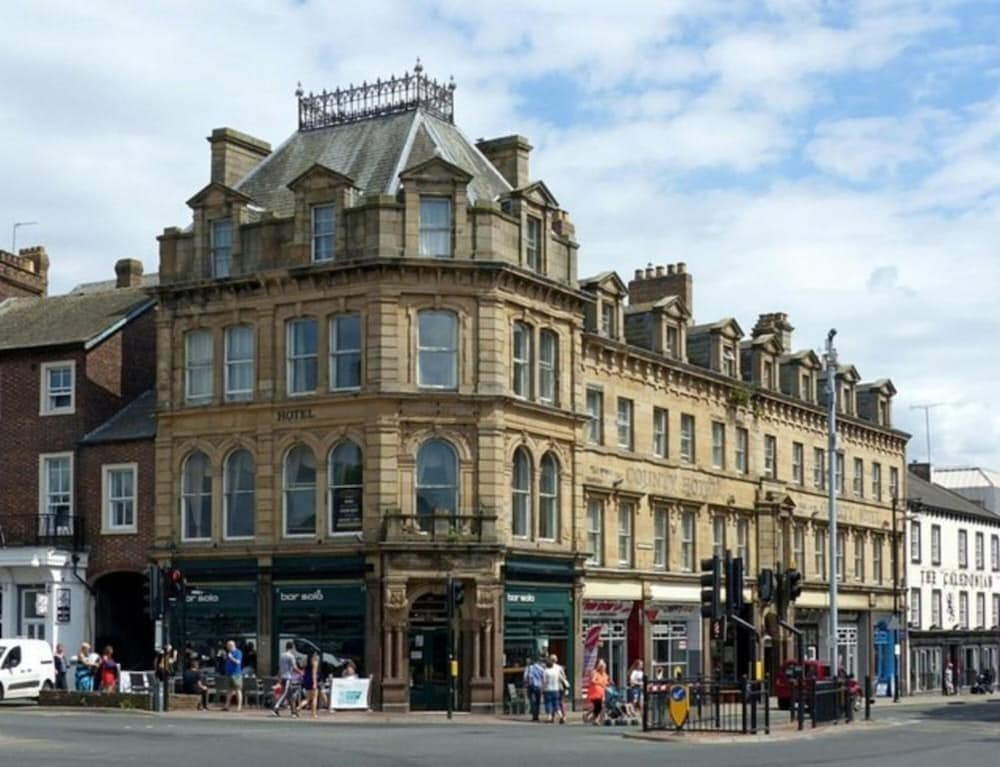 The County Hotel 2/62
