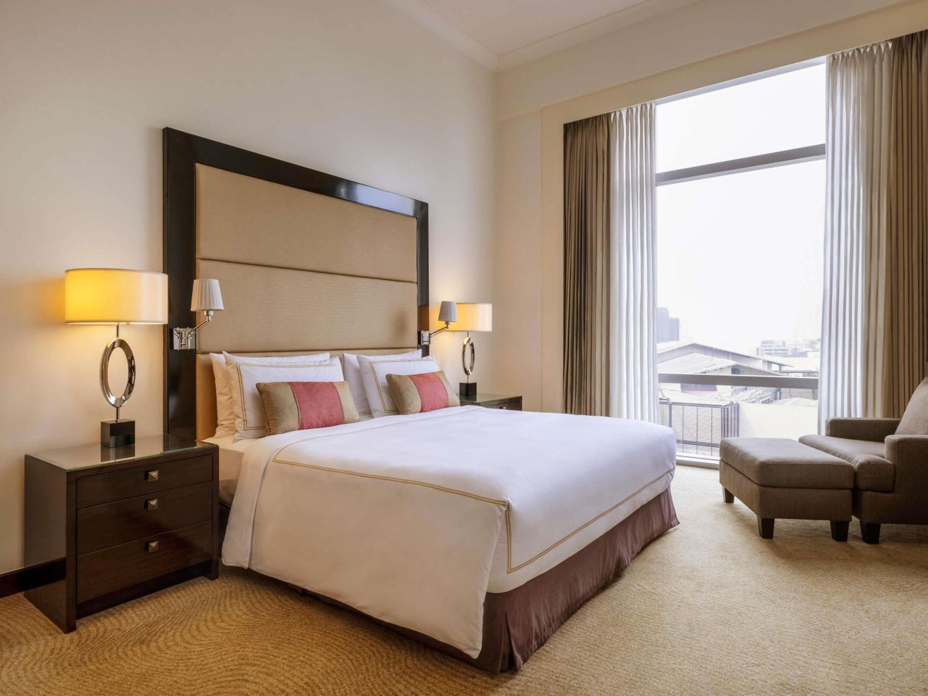 Fairmont Gold, Suite, King Bed, Corner