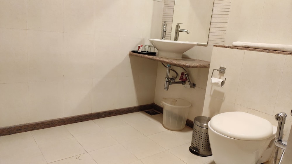 Aakar Lords Inn Saputara 38/40