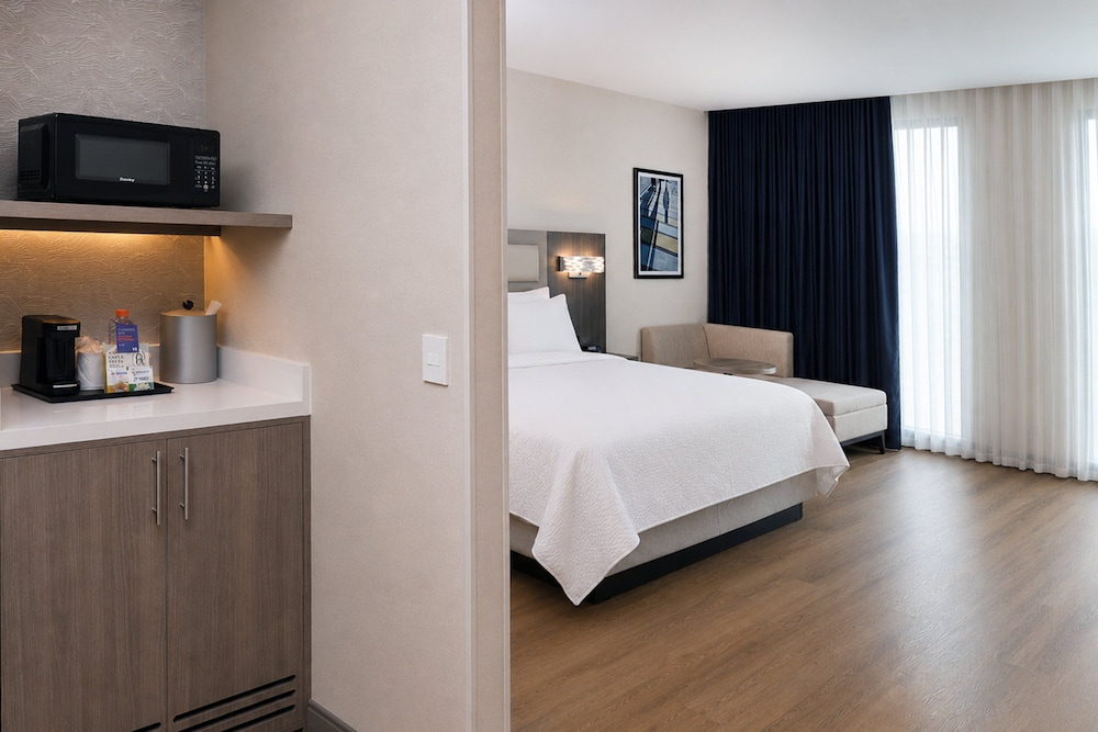 Standard, King Bed, Extra Floor Space، Holiday Inn Express And Suites Monterrey Sendero 6/10