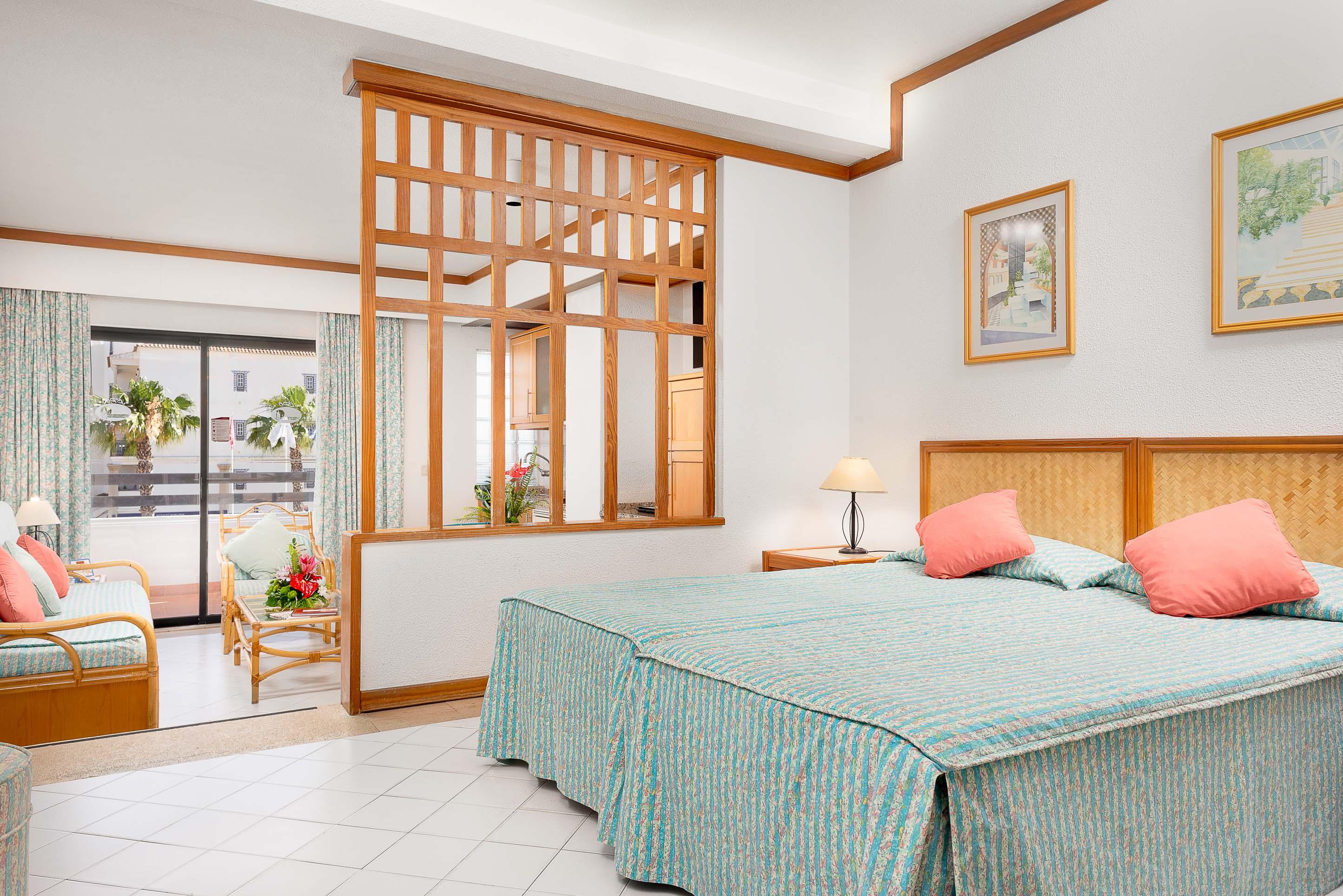 Deluxe, Pool or City View, Balcony
