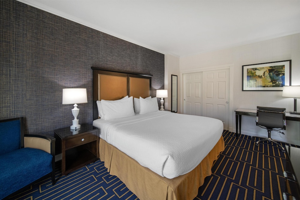 Suite, King Bed, Sofa, Jetted Tub