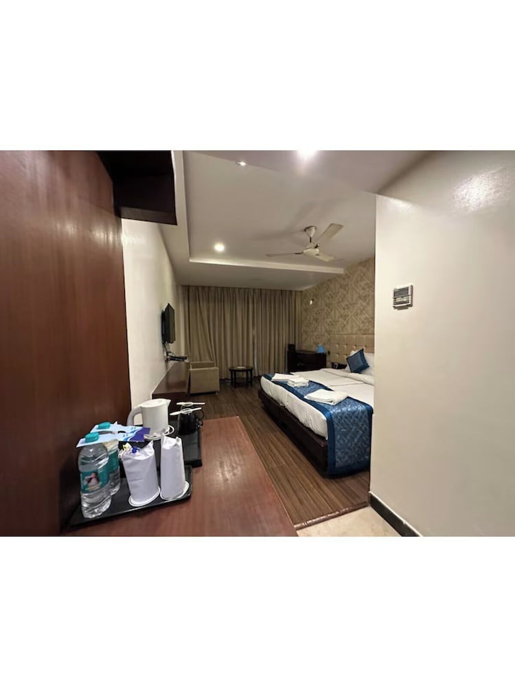 OYO Premium JHV Mall Cantonment 22/30