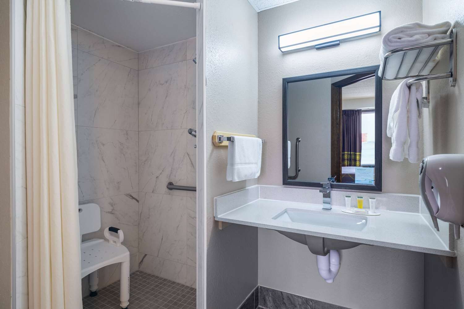 Super 8 by Wyndham Owatonna 16/16
