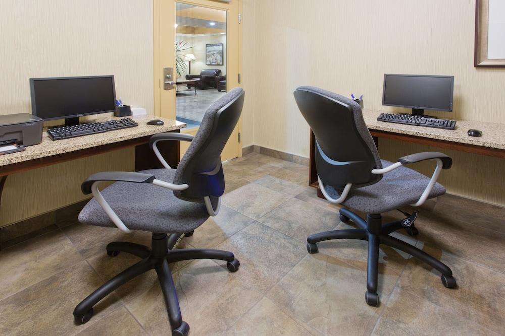 Bayview Hotel (ex Holiday Inn Express & Suites Comox Valley) 40/53