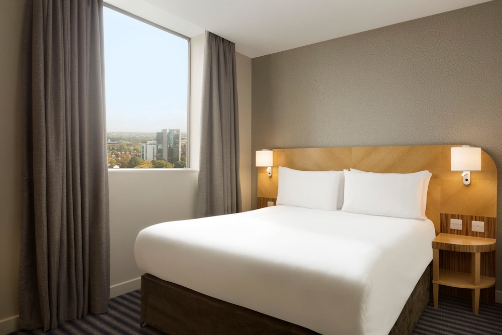 Ramada Hotel & Suites by Wyndham Coventry 11/38