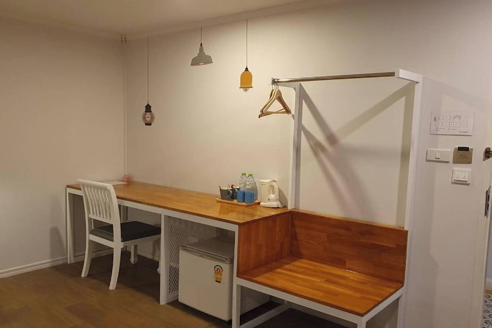 J Place Hotel 6/50