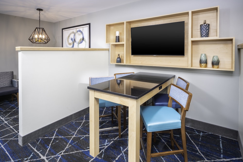 Holiday Inn Express and Suites Brevard City Center 40/51