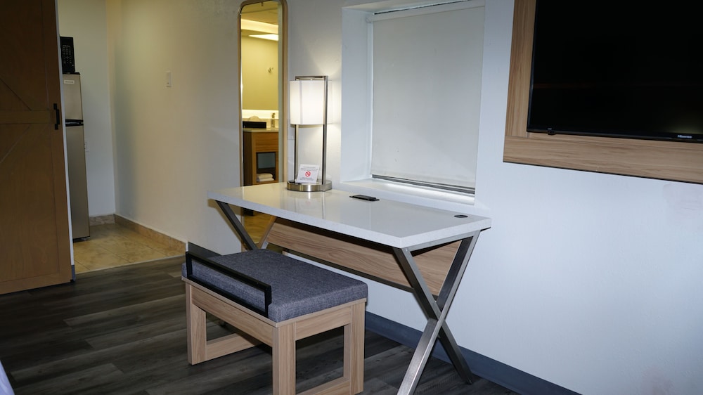 Airport Waterfront Inn 48/59