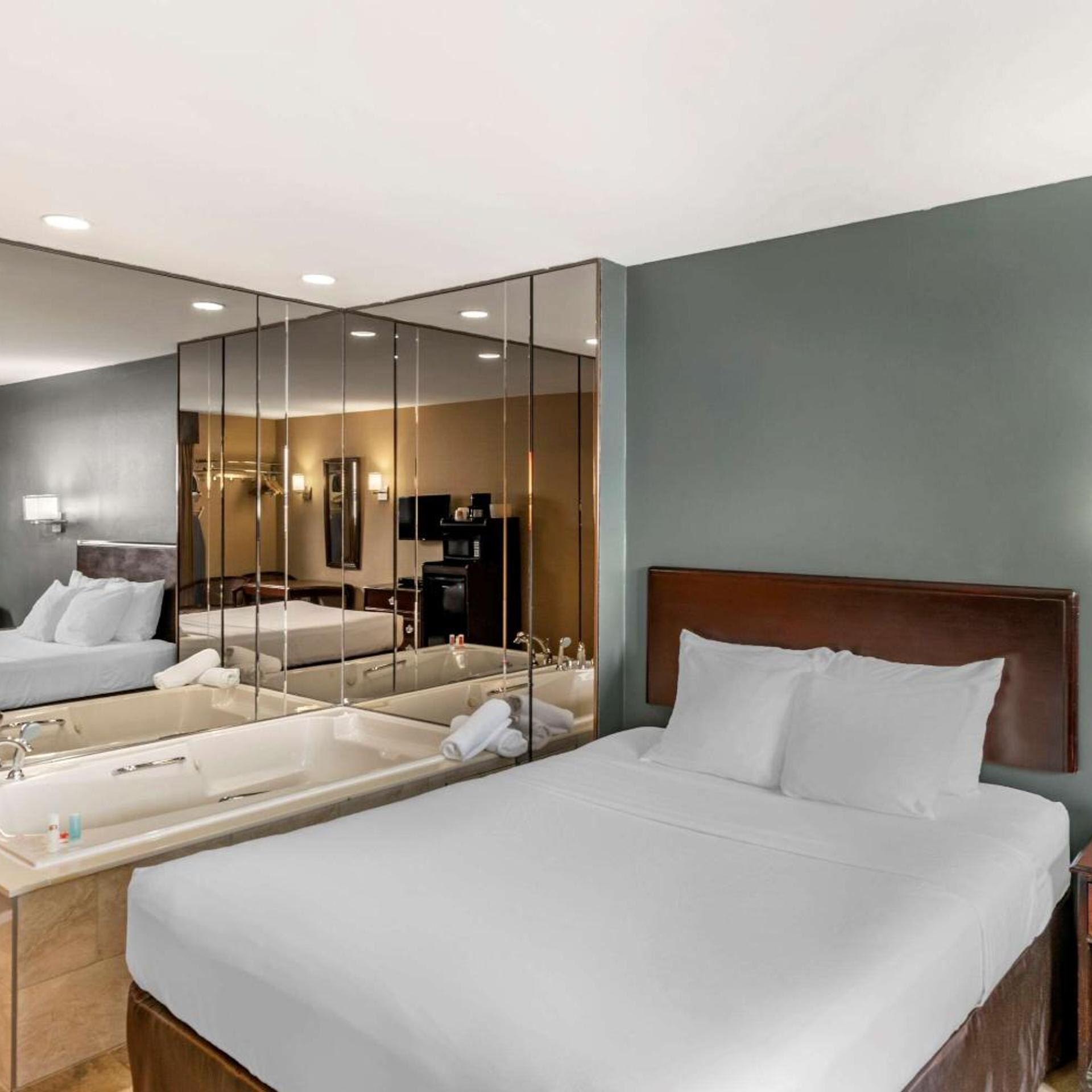Room, Queen Bed, Hot Tub