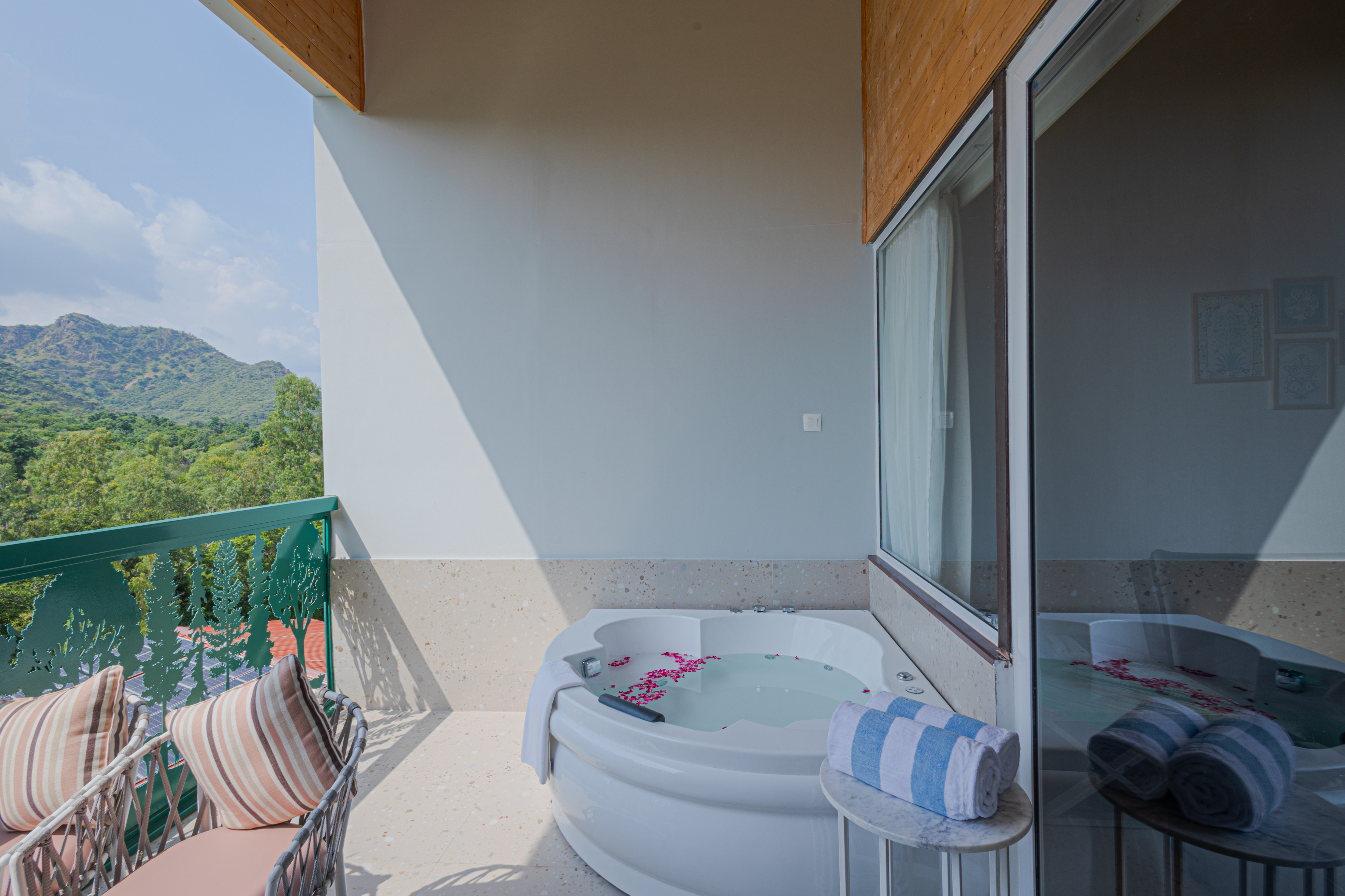 2 BEDROOMS, ADVENTURE, VILLA, HOT TUB