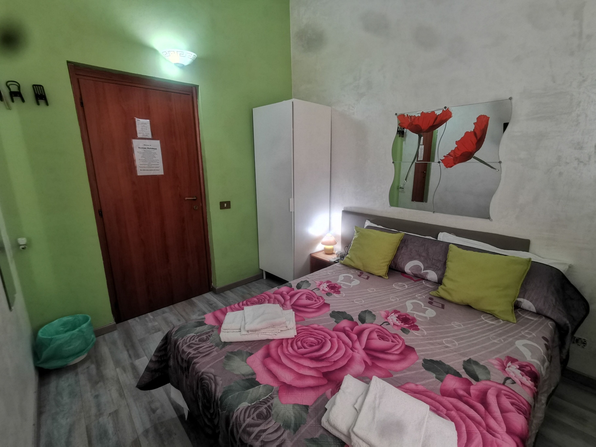 ROOM, DOUBLE OR TWIN BED, SHARED BATHROOM
