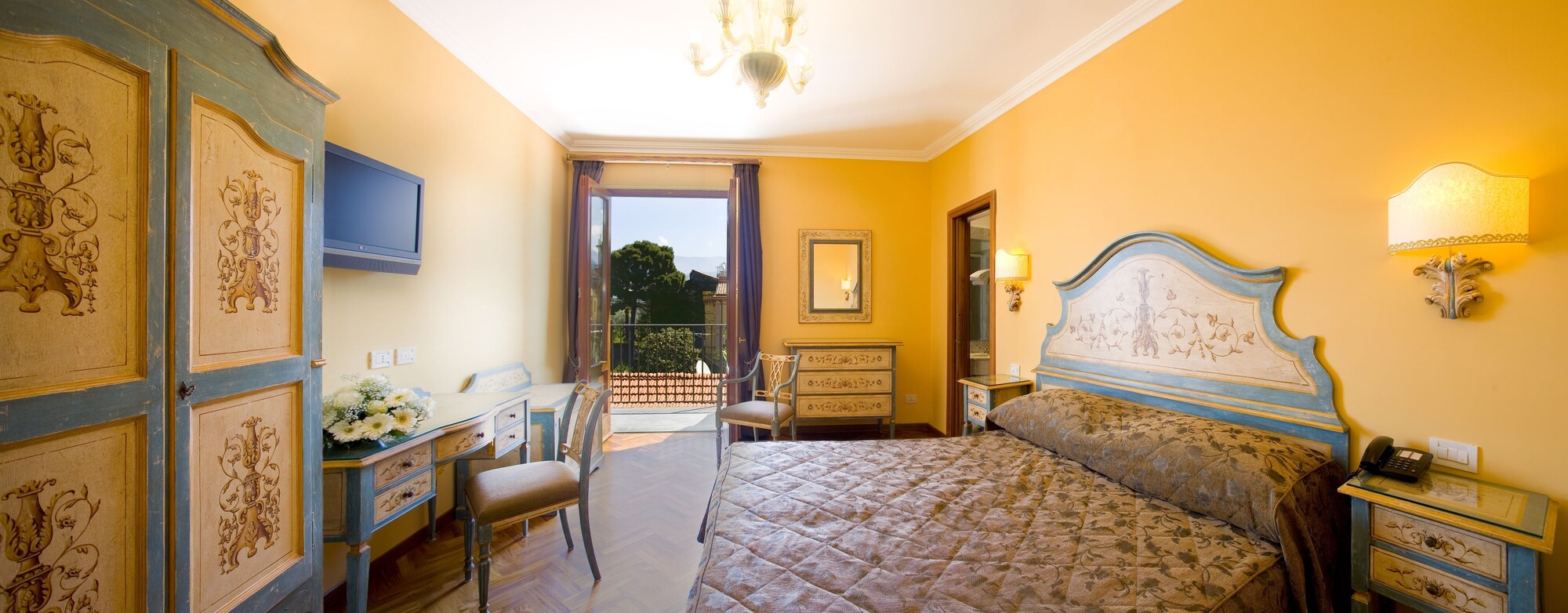 DELUXE, DOUBLE OR TWIN BED, SEA VIEW