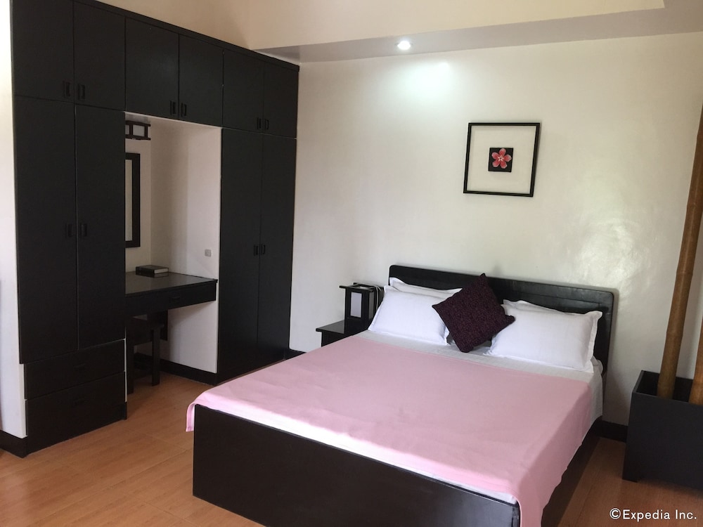 LA PERNELA BEACHFRONT RESORT 8/42