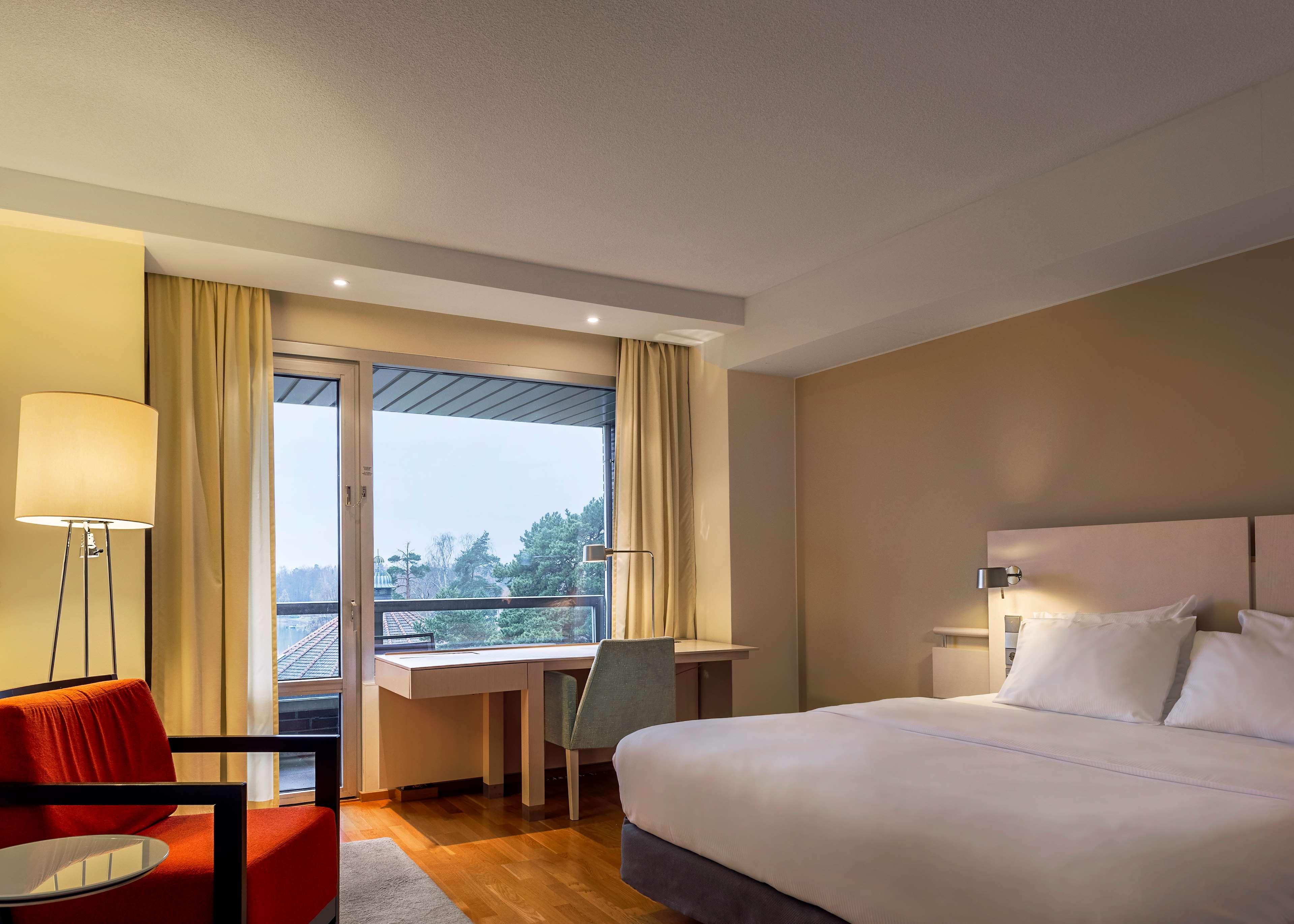 GUEST ROOM, KING BED, BALCONY