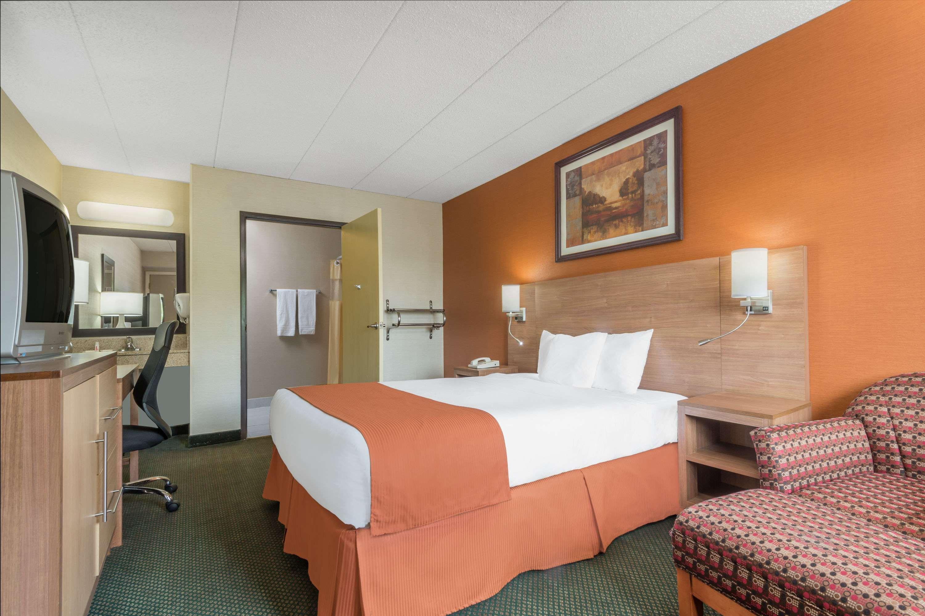 غرفة بسرير كوين لذوي الإعاقة، Days Inn by Wyndham Columbus Fairgrounds 2/3