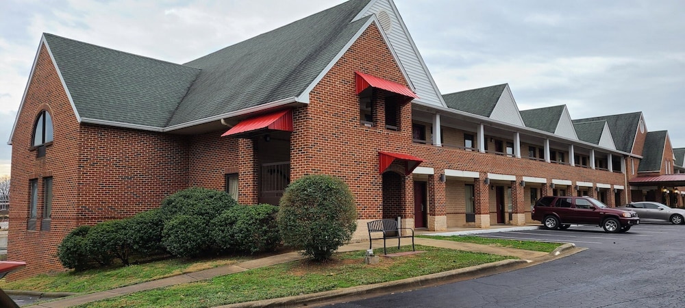 Red Roof Inn and Suites Cornelius Lake Norman 1/34