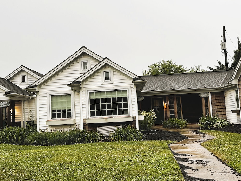 Spruce Lane Lodge & Cottages 31/35