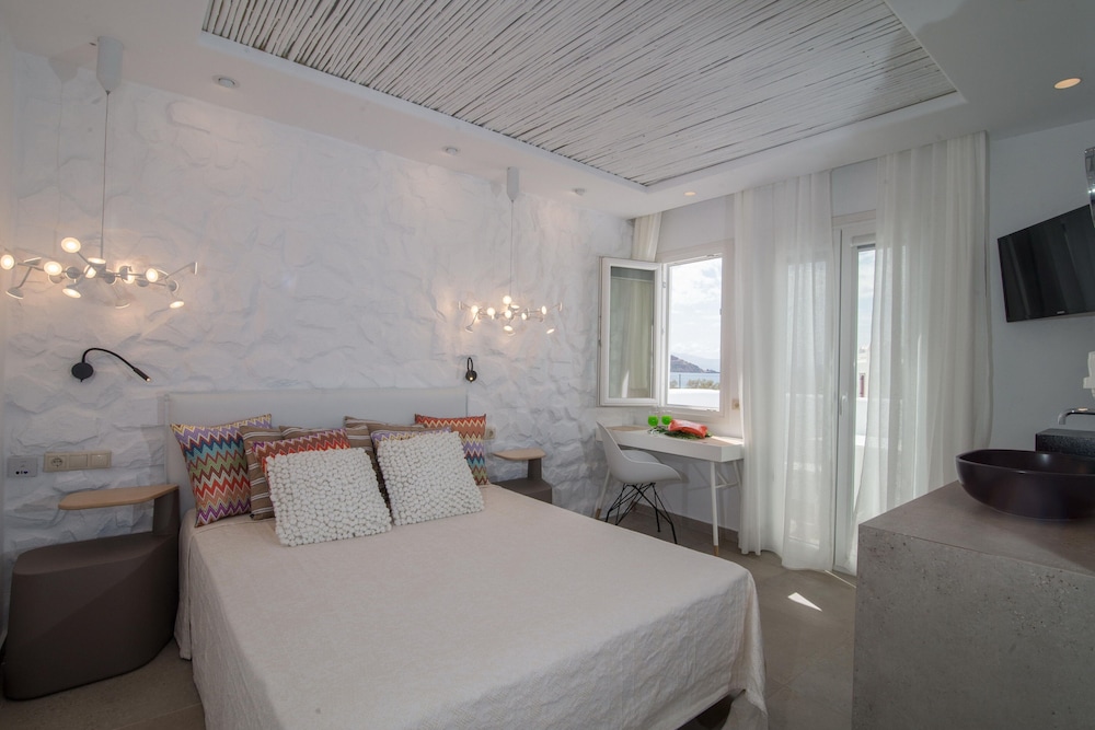 Spiros Hotel 12/83