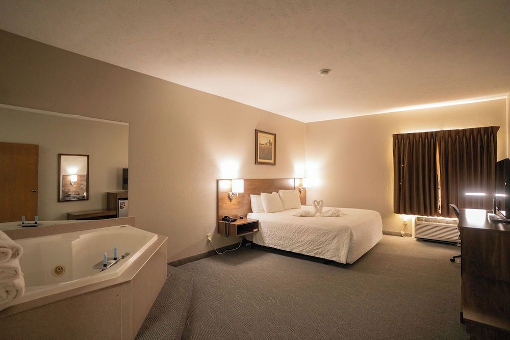 SUITE, SINGLE, KING BED, JETTED TUB