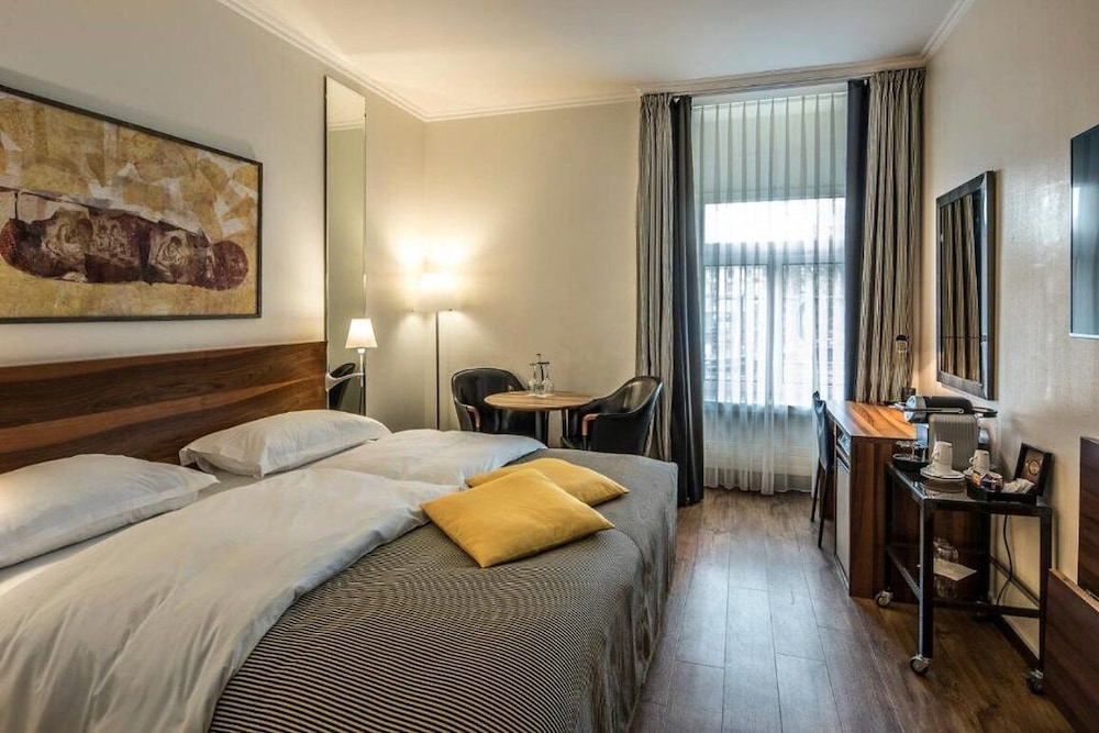 Central Plaza Hotel 26/81
