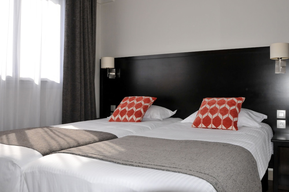 ROOM, TWIN BEDS