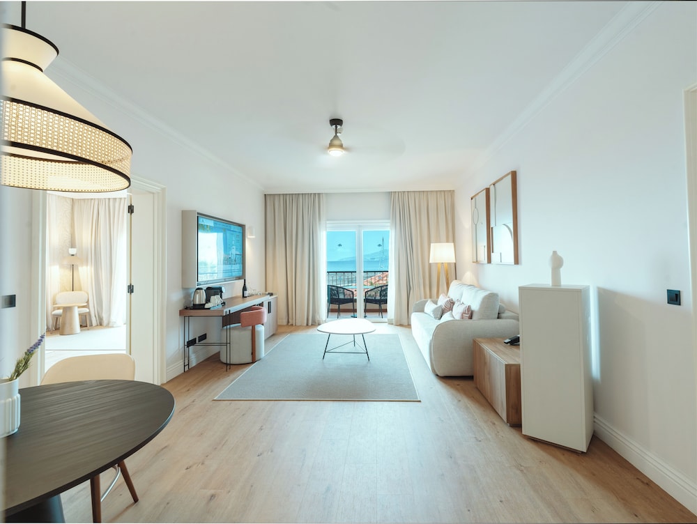 Preferred Club, Suite, Twin Beds, Ocean View, Sofa، Hyatt Ziva Madeira 2/5
