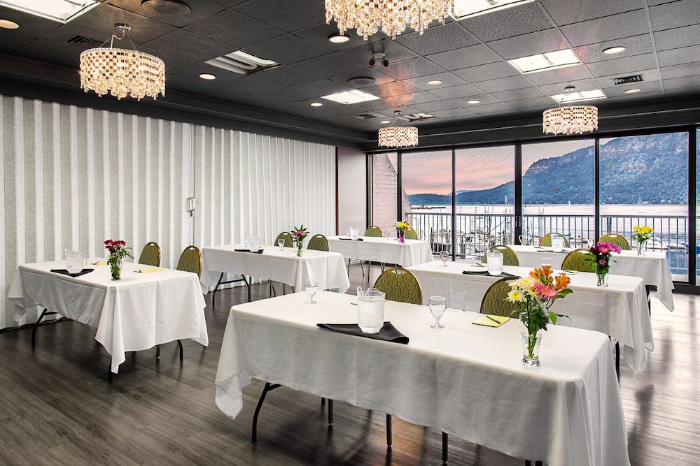 Oceanfront Suites At Cowichan Bay 55/63