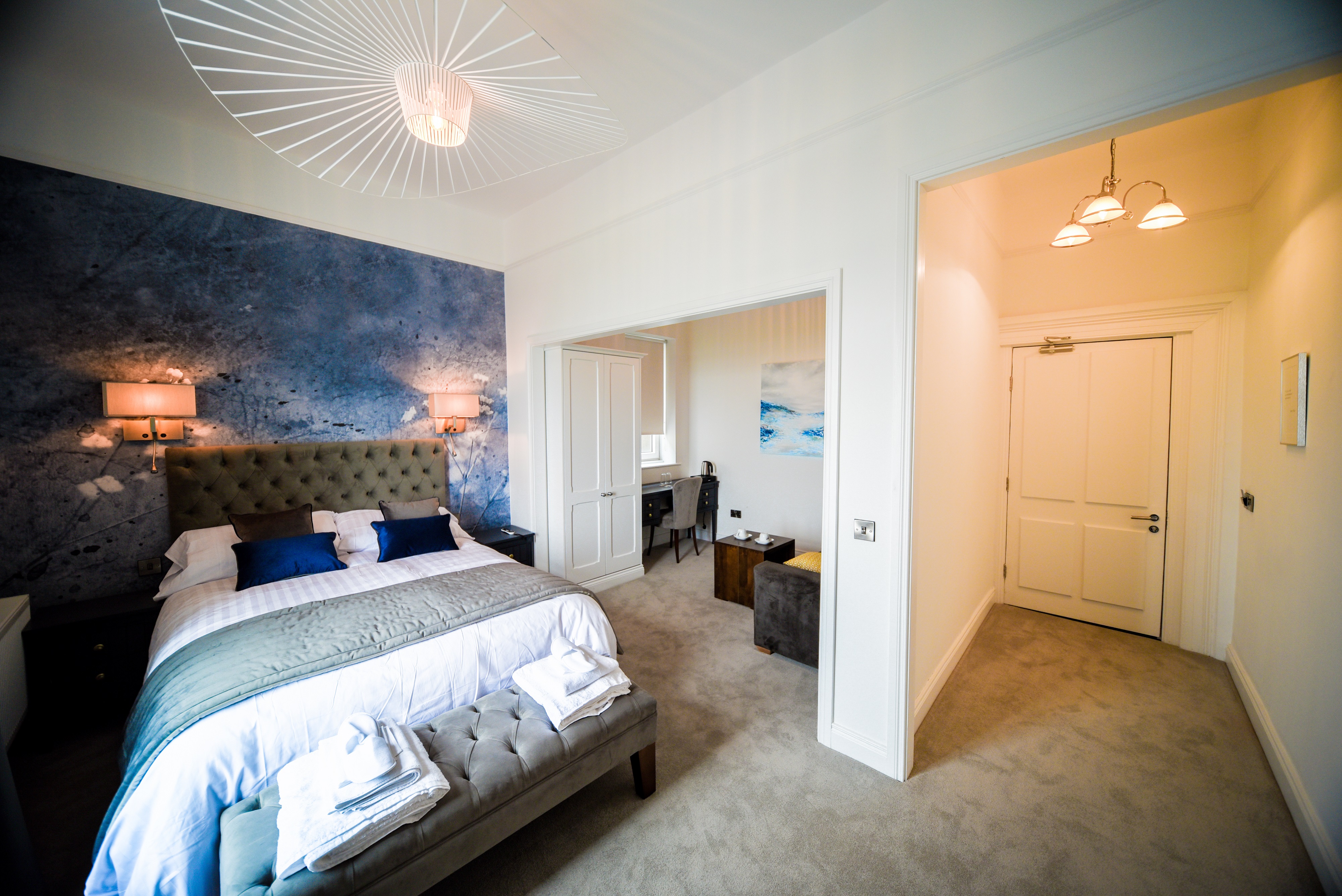 Ideal، The Strand Hotel 2/4
