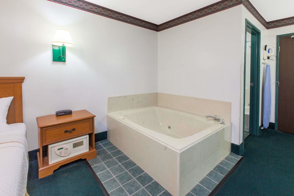 غرفة بسرير كينج بحوض جاكوزي، Quality Inn Clare 4/5
