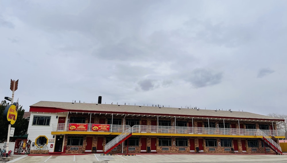 Apache Motel 2/48