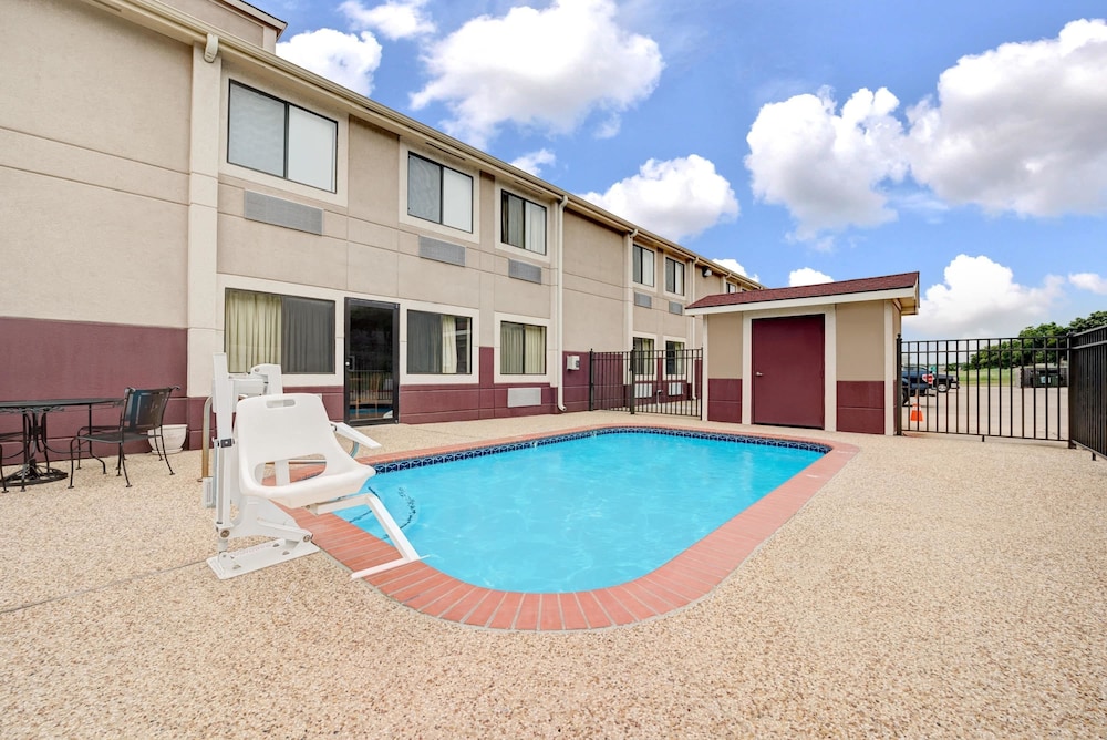Super 8 by Wyndham Waxahachie TX 4/41