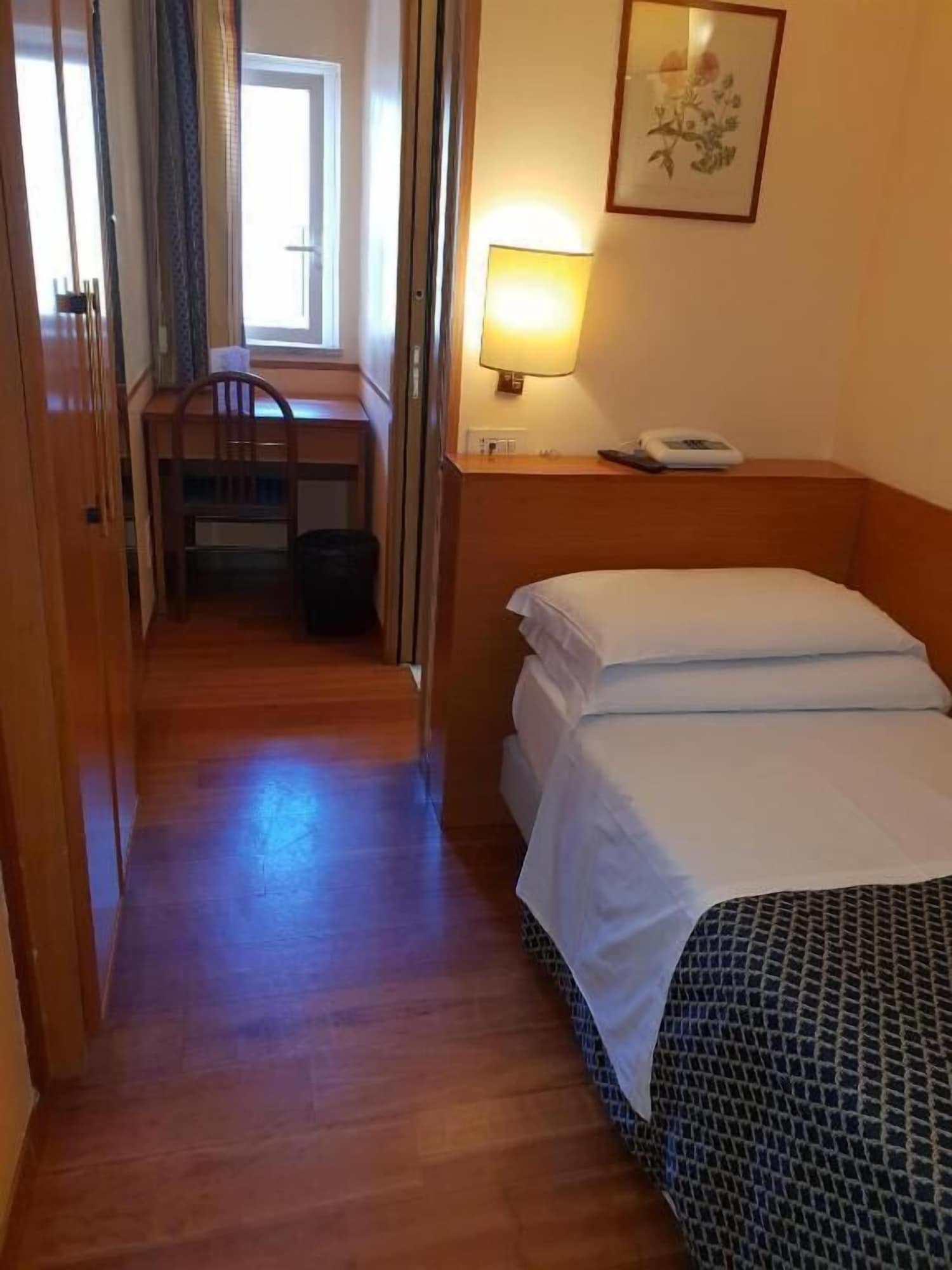 ROOM, SINGLE
