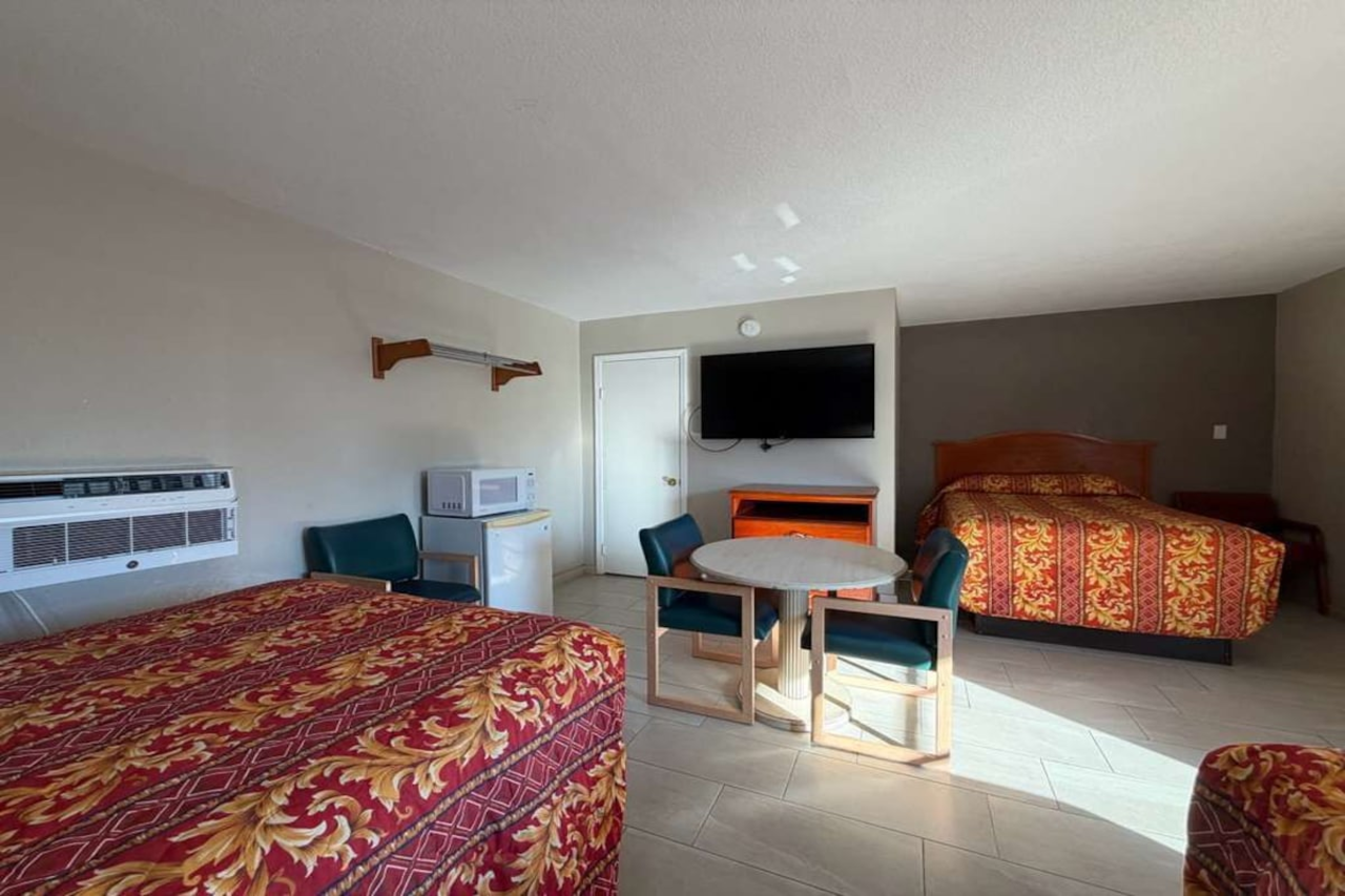 OYO Regency Inn Daytona Beach Near Airport 18/23