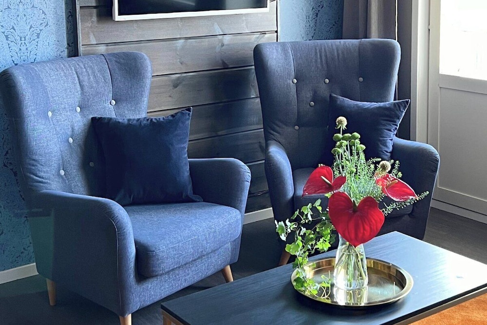 Golden Circle Suites 35/49