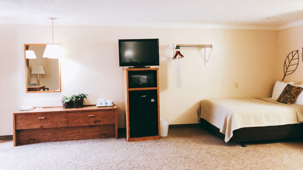 Covered Wagon Motel (ex Rodeway Inn Lusk) 12/50