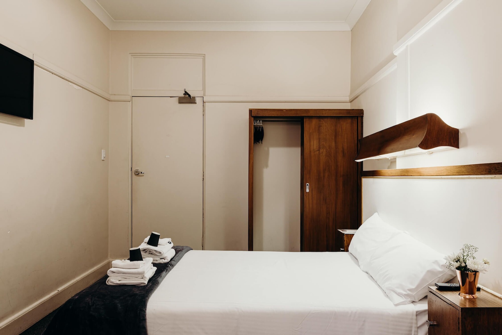 ROOM, DOUBLE BED