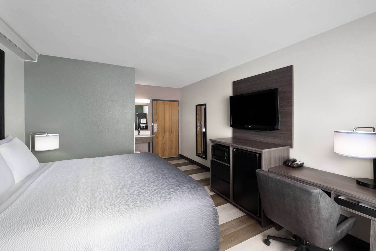 Super 8 by Wyndham Columbus MT 8/23