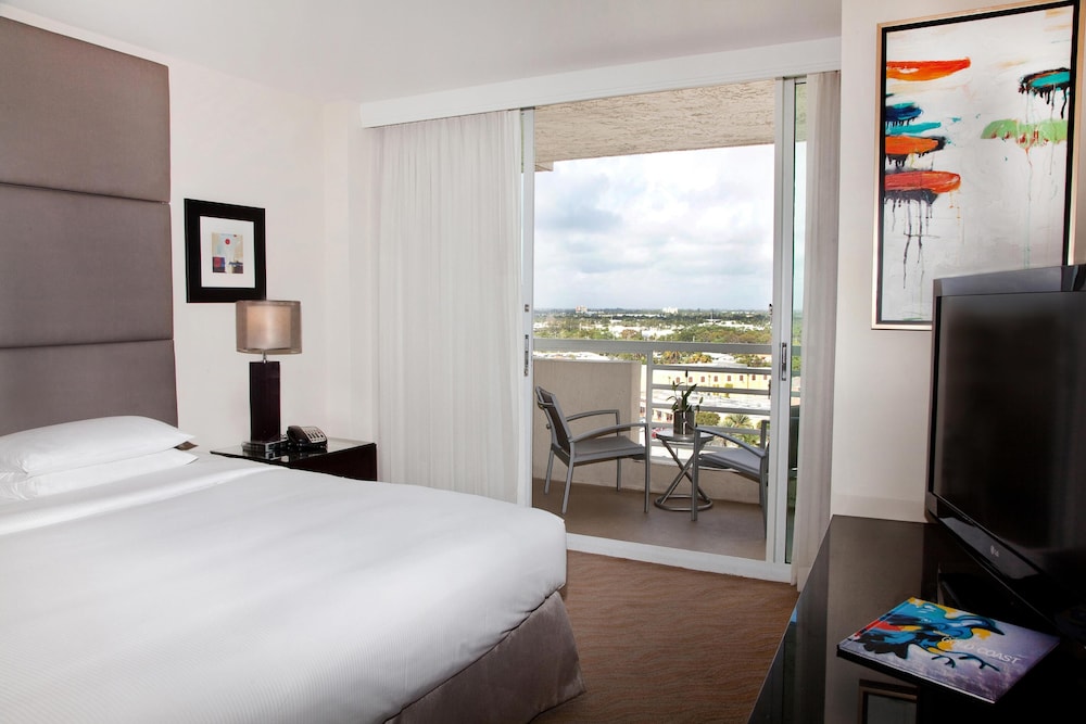 SUITE, KING BED, CITY VIEW, BALCONY
