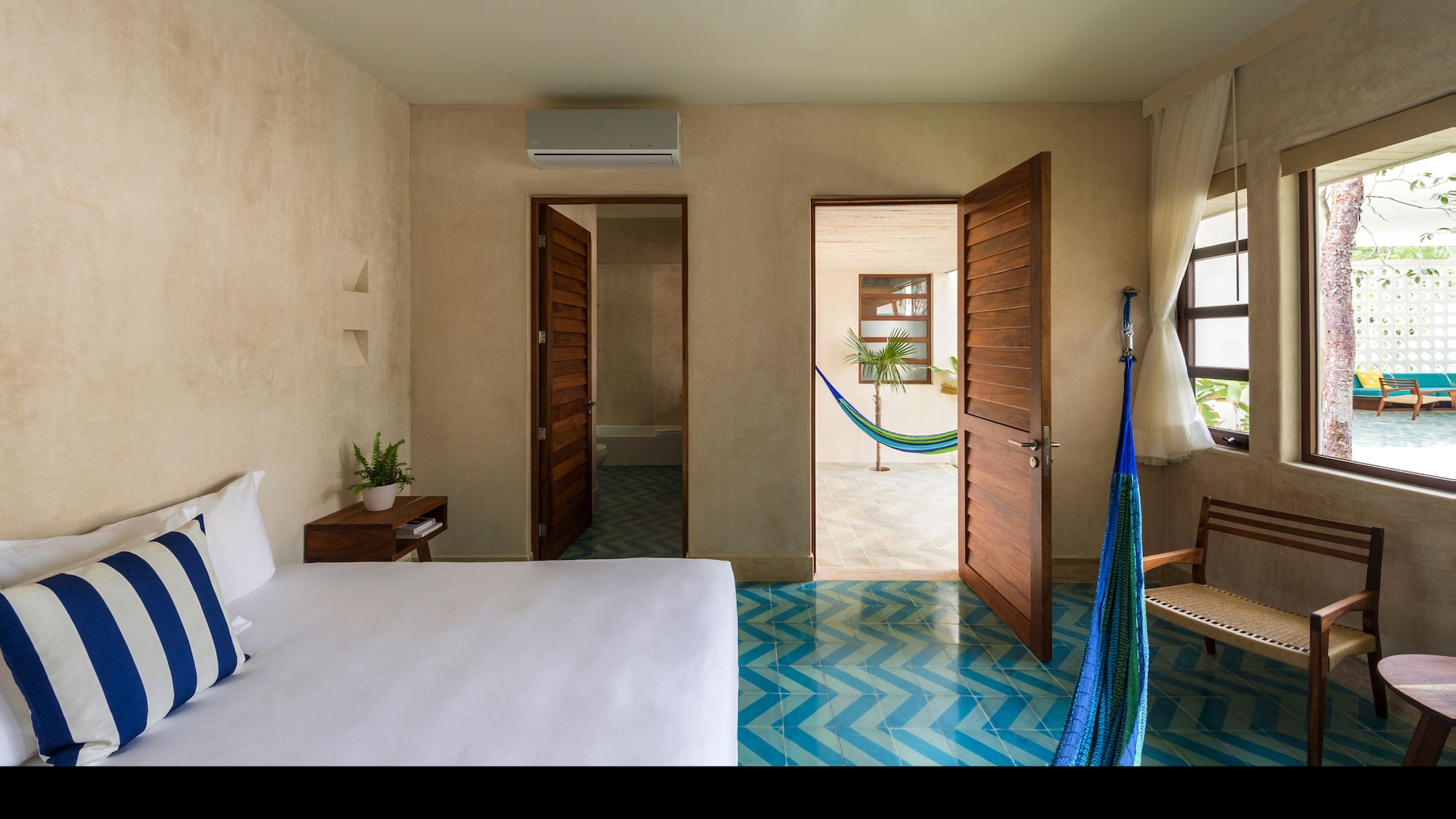SUPERIOR, SUITE, KING BED