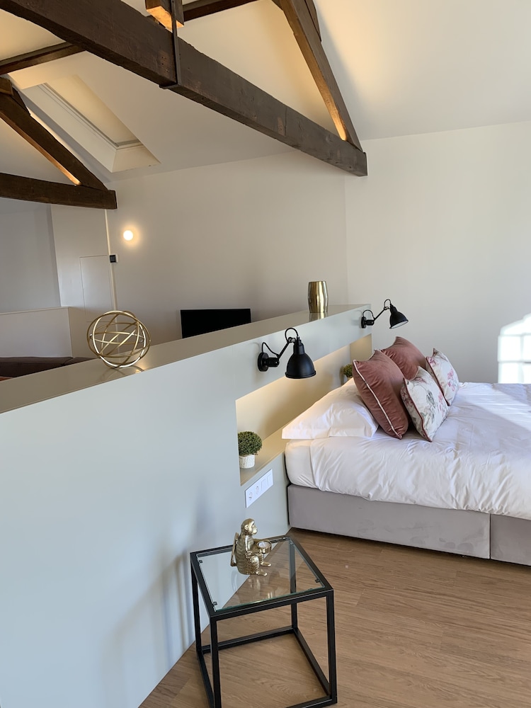 KING BED, CITY VIEW, BALCONY