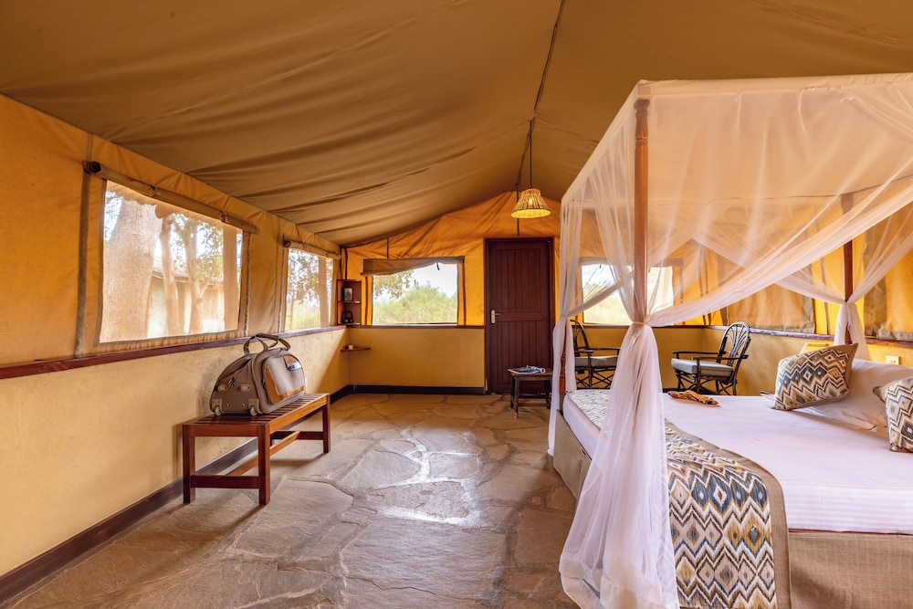 Sentrim Tsavo Lodge 14/42