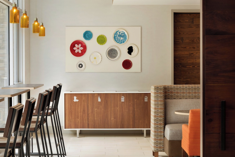 Holiday Inn Express Suites Allen Park 13/72